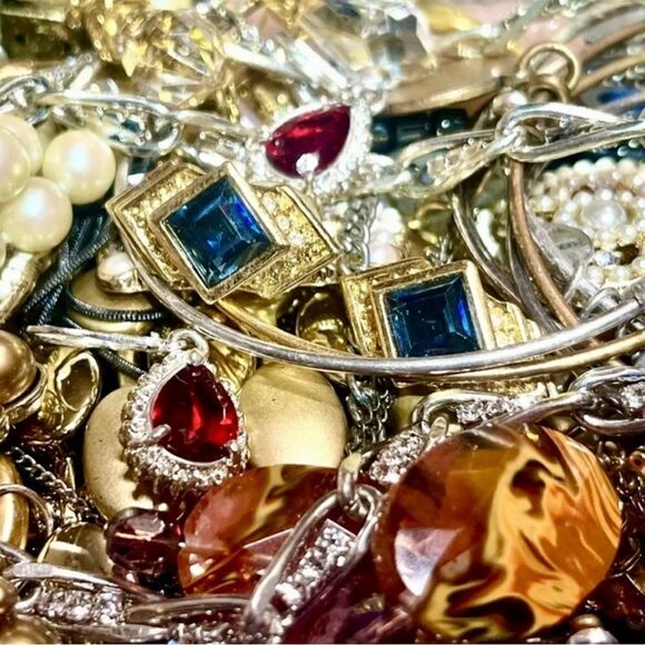 1/2 Lb Vtg 2 Now Estate Costume Jewelry Lot Some Signed All Wearable Silver Gold - Picture 3 of 5